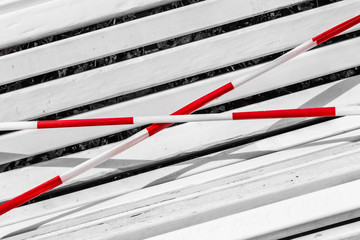 Wei&szlig;e Bank mit Absperrband