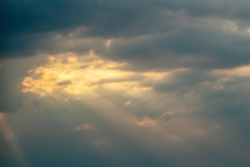 Fototapeta premium Dramatic picturesque colorful skies with cloud and picturesque sunbeams before sunset