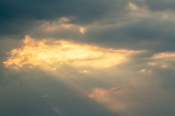 Obraz premium Dramatic picturesque colorful skies with cloud and picturesque sunbeams before sunset