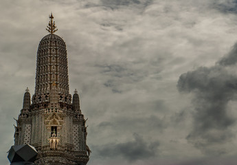 Wat Arun Ratchawararam Ratchawaramahawihan, the temple of Dawn bangkok is a temple on the Thonburi west bank of the Chao Phraya River Wat Arun is among the best known of Thailand's landmark, Close-up