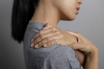 Woman with shoulder pain.