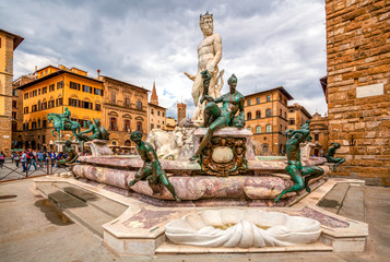 Brunnen Neptun auf der Piazza della Signoria in Florenz, Italien. Berühmter Brunnen von Florenz. Berühmte Architektur der Renaissance im Zentrum von Florenz.