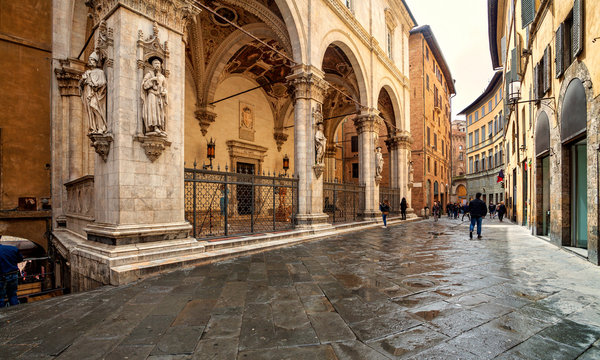 Fototapeta Old medieval streets of Siena, Tuscany, Italy. Siena architecture and landmark. Picturesque streets of Siena, Italy.Travel destination of Italy and Siena. 