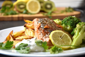 Gebratenes Lachs Filet mit Haut,  Kartoffel Spalten und Broccoli