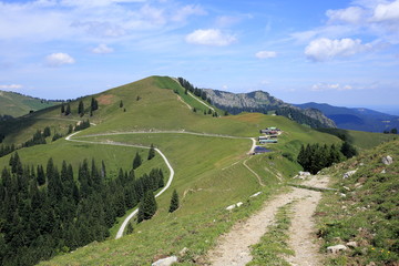 Wege und Almen im Gebirge