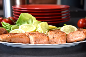 Lachsfilets auf einen Teller mit Zitronenscheiben