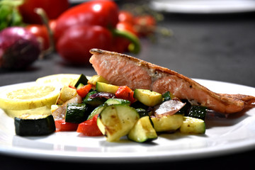 gebratener Lachs mit italienischen Gemüse auf einen Teller serviert