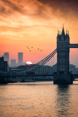 Nahaufnahme der Tower Bridge und Stadt Skyline von London bei Sonnenaufgang, Großbritannien