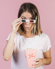 Obraz premium Medium shot surprised girl with popcorn