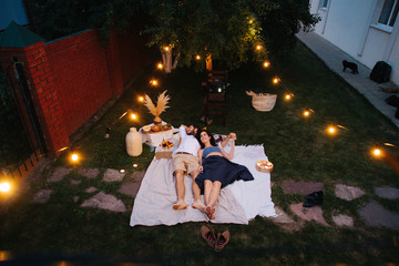 Obraz premium Couple in love, enjoing each other's company during picnic on lawn