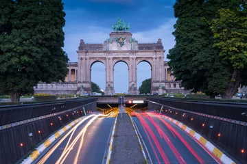 Foto op Plexiglas Triumphal Arch and Brussels evening street © Berny