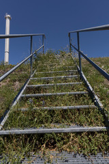 Fototapeta premium zugewachsene treppe an böschung