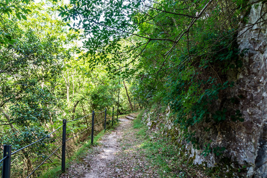 i 100 scalini che portano alla grotta del santo a pioraco