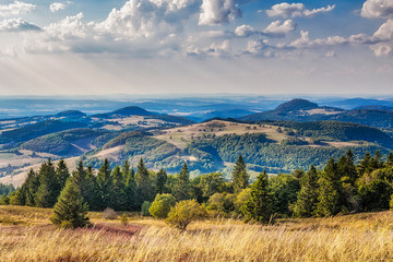 Blick von der Wasserkuppe auf die hessische Rhönlandschaft