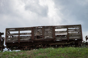Fototapeta na wymiar Vieux wagon abandonné sous un ciel d'orage