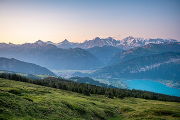 Fototapeta na wymiar Morgenstimmung über Interlaken, dem Thunersee und den Berner Alpen mit Eiger, Mönch und Jungfrau
