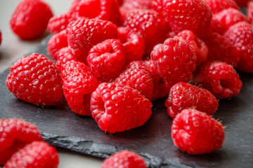 Himbeeren auf schwarzer Schieferplatte