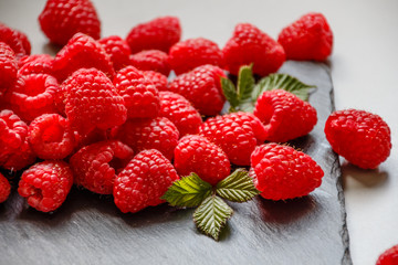 Himbeeren auf schwarzer Schieferplatte
