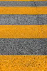 strisce pedonali gialle sull'asfalto della strada, yellow pedestrian crossing on the asphalt of the road