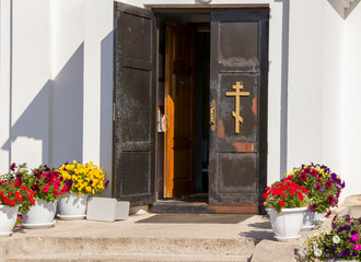 Fototapeta na wymiar entrance door to the temple with a cross