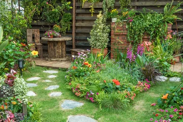 Foto op Plexiglas Tuin Aangelegde achtertuin bloementuin van woonhuis