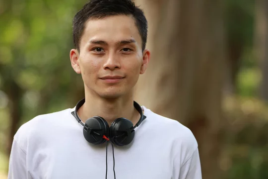 ヘッドホンを首にかける男性 Stock Photo Adobe Stock ヘッドホンを首にかける男性 Stock Photo Adobe Stock