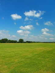 Obraz premium 真夏の江戸川河川敷のグラウンド風景
