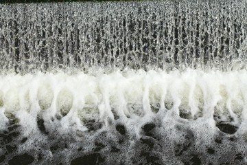 Wasserfläche abstrakt, Wasserfall, monochrom