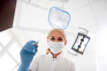 Obraz na płótnie Canvas Dentist starting the procedure for her patient.