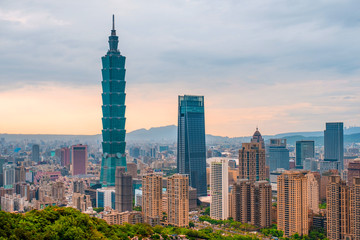 Naklejka premium Skyline of Taipei cityscape Taipei 101 Budynek finansowego miasta Tajpej, Tajwan
