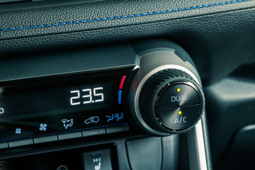 dettagli cruscotto automobile con comandi climatizzatore