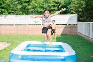 家のプールで遊ぶ子供