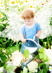 kleiner Junge mit Flügel, Blumenelfe beim Blumengießen