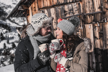 verliebtes Paar im Winter auf Weihnachtsmarkt trinkt Glühwein