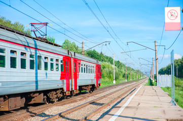 Obraz premium Electric train pulls up to the station platform