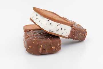 Helado de nata con chispas de chocolate, con galletas, aislado sobre fondo blanco