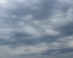 Bedrohliche graue und düstere Gewitterwolken am Himmel - Hintergrund und Textur