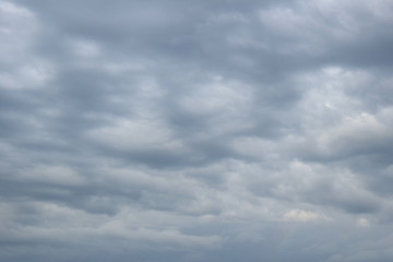 Graue düstere Gewitterwolken am Himmel 