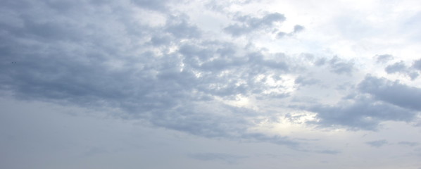 Dramatische Wolken bei Sonnenaufgang über dem Meer