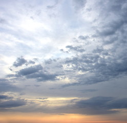Fototapeta premium Dramatische Wolken bei Sonnenaufgang über dem Meer