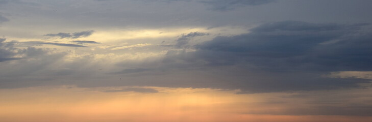 Wolken bei Sonnenaufgang &uuml;ber dem Meer
