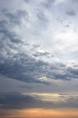 Obraz premium Wolkenstimmung am frühen Morgen über dem Meer