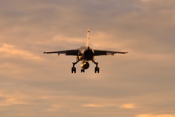 Avión de combate Mirage F1 aterrizando al anochecer