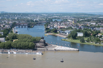 Blick über Koblenz und Deutsches Eck an Rhein und Mosel