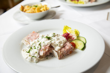 Gurkensülze aus Schweinefleisch, saure Gurken und Gelee mit Remoulade und Bratkartoffeln