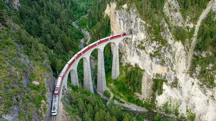Papier Peint photo Viaduc de Landwasser Célèbre viaduc de Landwasser dans les Alpes suisses d& 39 en haut