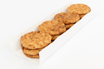 Galletas con chispas de chocolate sobre fondo blanco