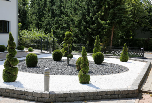 Steingarten mit Formgeh&ouml;lzen