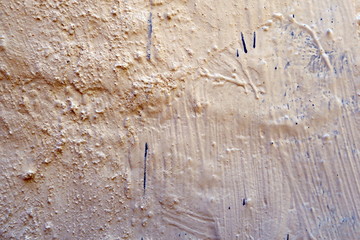 Mur peint en blanc avec taches bleues