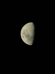 bela imagem de uma lua em um céu escuro